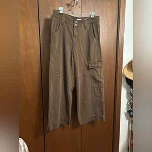 Brown wide legged women’s cargo pants